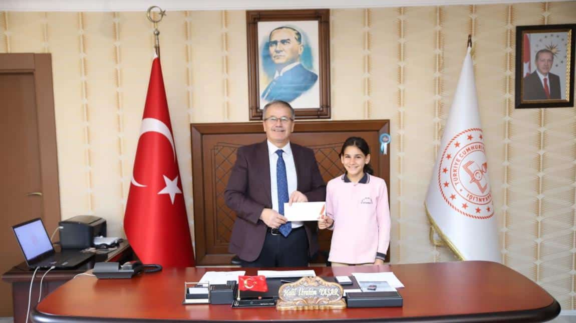 Milli Eğitim Müdürü  Halil İbrahim Yaşar şiir yarışmasında il birincisi olan öğrencimize ödülünü takdim etti.